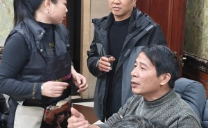 玉馬騰空迎新貌：感恩同行共繪酒樓新篇，攜手展望未來華章