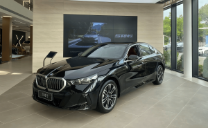 新款寶馬5系實車到店！舒適配置全面升級 智能泊車+HUD成標配