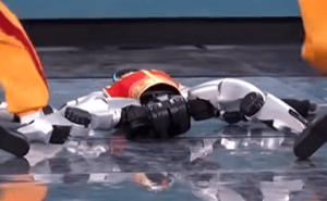 春晚機(jī)器人“醉倒”引熱議 宇樹CEO揭秘：系劇情設(shè)計(jì)展現(xiàn)醉拳意境