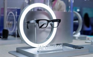 科大訊飛AI眼鏡MWC 2026首秀：多模態(tài)降噪翻譯，40克輕巧機(jī)身助力跨語言交流