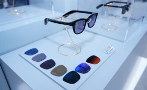 千問AI眼鏡真機曝光：首秀MWC2026，全球觀眾排隊試戴