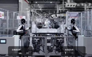 小米機器人汽車工廠“實習”打螺絲，雷軍預言：5年內人形機器人將批量進廠