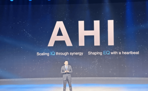 榮耀CEO李健MWC演講：AHI理念引領，Robot Phone開啟AI終端新想象