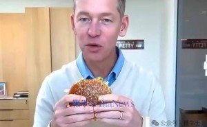 麥當勞CEO試吃新漢堡“下口難” 網友群嘲成快餐界“歡樂名場面”