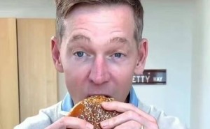 麥當(dāng)勞CEO“假吃”翻車引群嘲 快餐界CEO“真吃”大戰(zhàn)一觸即發(fā)