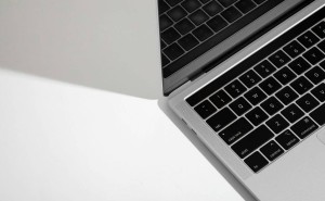 庫克力推低價MacBook Neo，性能縮水配置拉胯為何引消費者不滿？