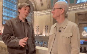 庫(kù)克暢談iPhone未來：硬件軟件協(xié)同，打造全能終端引領(lǐng)數(shù)字生活