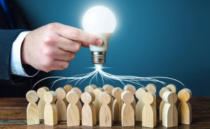 融通財(cái)險(xiǎn)高層變動(dòng)：總經(jīng)理施強(qiáng)晉升董事長(zhǎng)，去年起管理團(tuán)隊(duì)頻換新顏