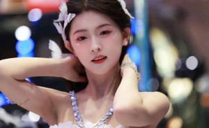 任綿綿：車模舞臺(tái)上的甜美精靈 體重年齡爭議下的時(shí)尚新星