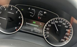 15萬級混動轎車：都市通勤經(jīng)濟之選，舒適與智慧并存的家庭出行伙伴