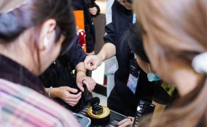 智能戒指成新寵：6個月出貨160萬件，AI賦能或開啟可穿戴新賽道