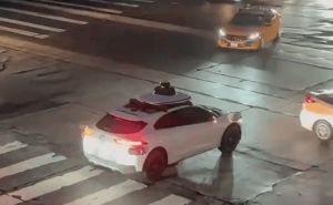 蘿卜快跑“熄火”引爭(zhēng)議：安全策略“敏感”過(guò)當(dāng)還是必要之舉？