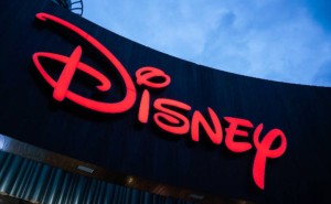 新CEO上任首月遇挑戰(zhàn)：迪士尼再裁千人，業(yè)務(wù)轉(zhuǎn)型與市場(chǎng)沖擊并行