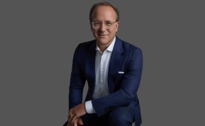 專訪雅詩蘭黛新帥司泰峰：以敏捷創(chuàng)新驅動增長，深耕中國市場謀新篇