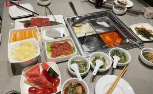 從服務(wù)神話到爭(zhēng)議纏身：海底撈員工自費(fèi)賠禮背后 管理亂象何時(shí)休？