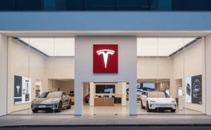 特斯拉AI5芯片“流片”股價(jià)上揚(yáng)，用途轉(zhuǎn)向機(jī)器人，資本挑戰(zhàn)與競(jìng)爭(zhēng)并存