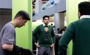 硅谷刮起CEO周邊風潮，英偉達黃仁勛毛衣爆火，國內網友盼國內大佬跟風