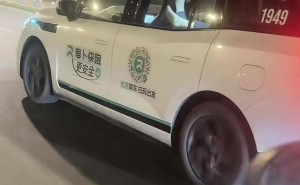 重慶“蘿卜快跑”無人車現不文明一幕：乘客脫鞋搭座，客服回應衛生保障