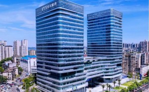 湖南前首富陳邦：眼科擴張遇阻，個人地產投資“火力全開”？