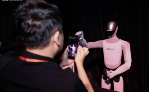 雷軍藏了4年的“王炸”！小米人形機器人亮實力，與特斯拉誰更強？