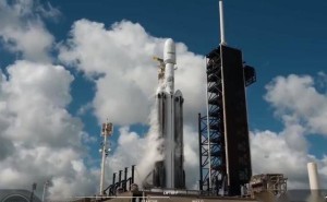 SpaceX獵鷹重型火箭復飛成功：高軌衛星精準入軌 雙重助推器完美回收