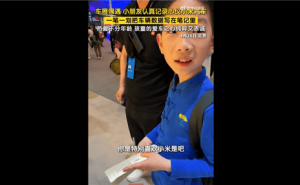 車展現場萌娃成“小米粉”：專注記錄數據，眼中滿是對科技熱愛