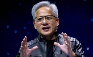 黃仁勛硬核反駁AI末日論：少談科幻多做事，AI將掀起工業革命浪潮